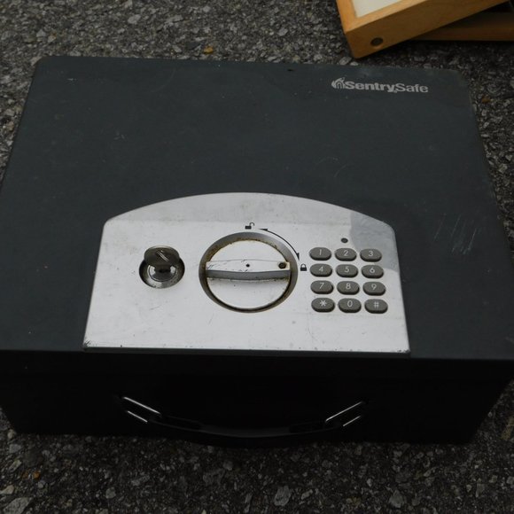 Sentry Safe Key lock - Picture 1 of 9